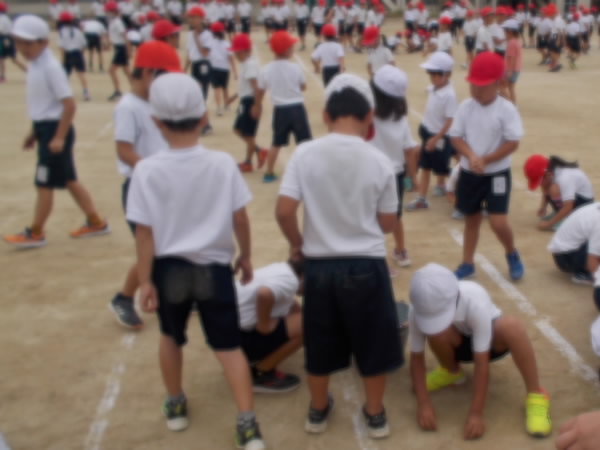 石拾いをしている子どもたち
