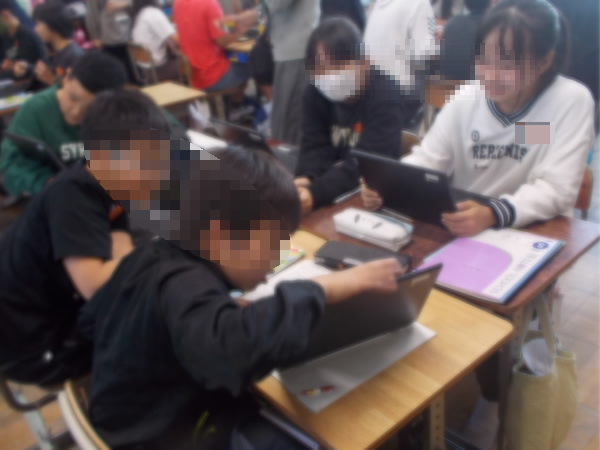 6家庭グループで意見交換しているようす