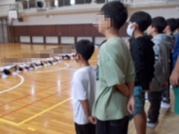 5年生の合唱をきいているようす