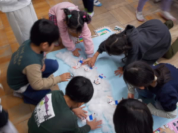 1年くじらぐもみんなで制作中