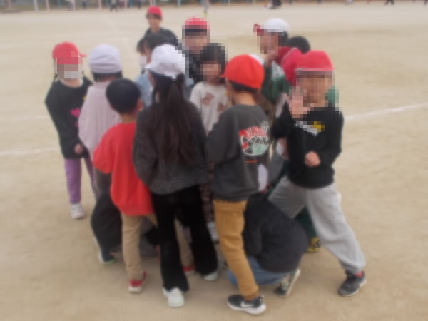 鬼を決める子どもたち