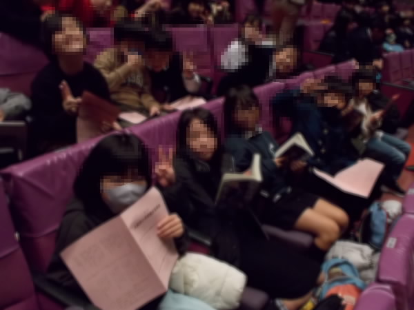 会場でリラックスする子どもたち