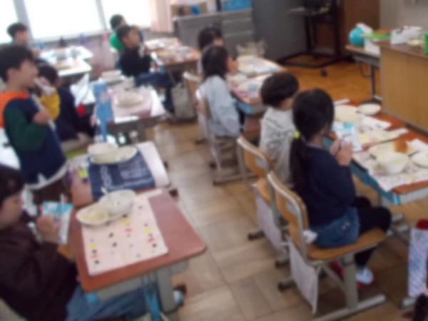 250416_1年給食のようす2