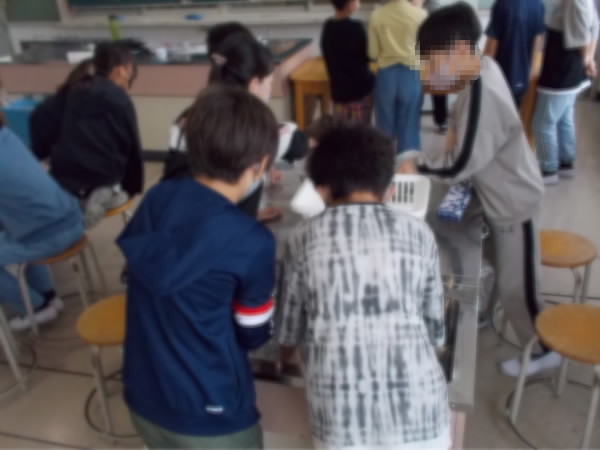 250424_5年家庭科お茶入れ実習のようす