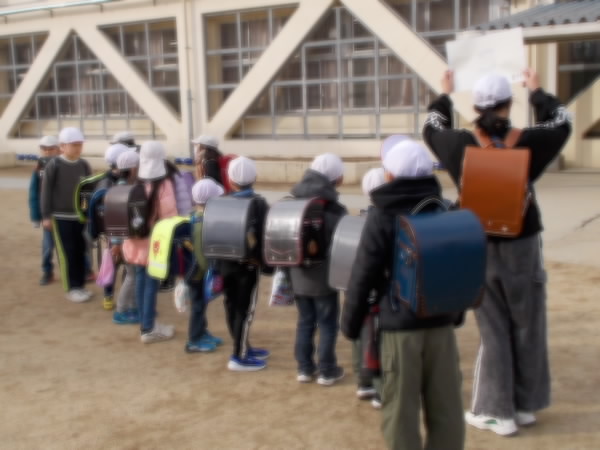 250206_集団下校で整列している子どもたち