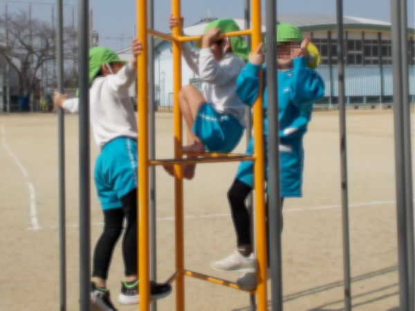 250227_のぼり棒で遊ぶ園児
