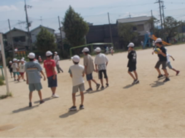 250828_ドッジボールで遊ぶ子どもたち