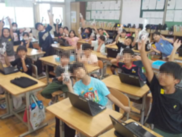 25916_ありがとうの笑顔をみせる3年生