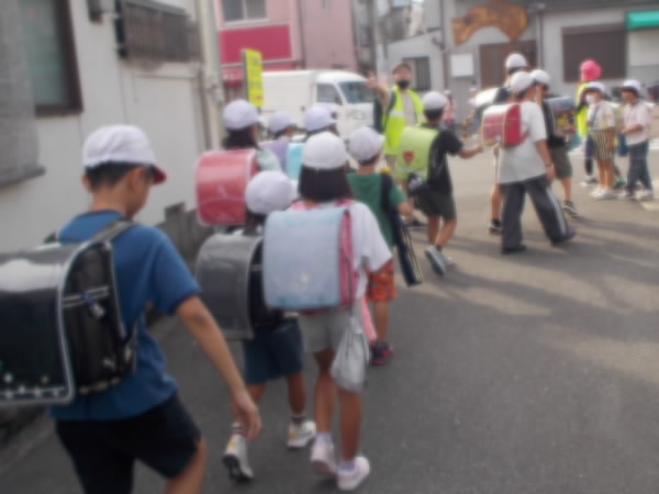251002_集団下校するようす