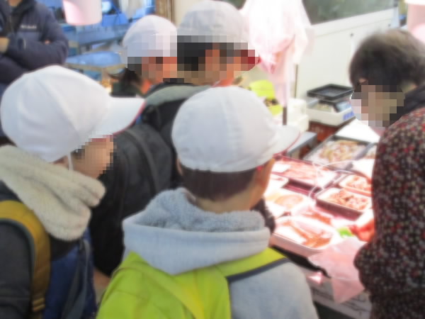 買い物する子どもたち