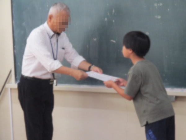 250922_児童朝会で表彰しているようす