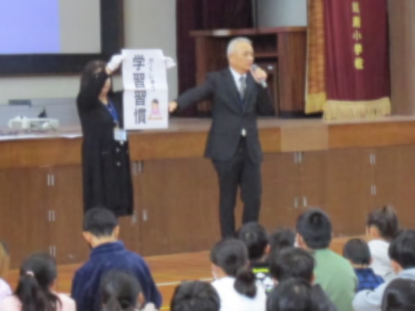 251224_終業式で話を聞く子どもたち