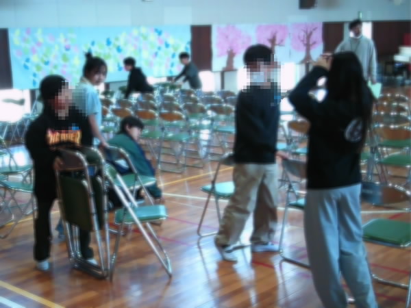 260317_卒業式準備椅子ならべ