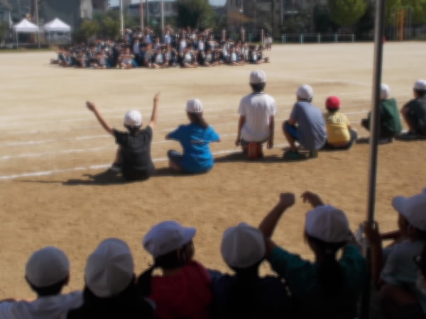 6年生の演技をみて踊る4年生