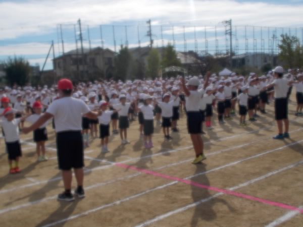 ラジオ体操をする子どもたち