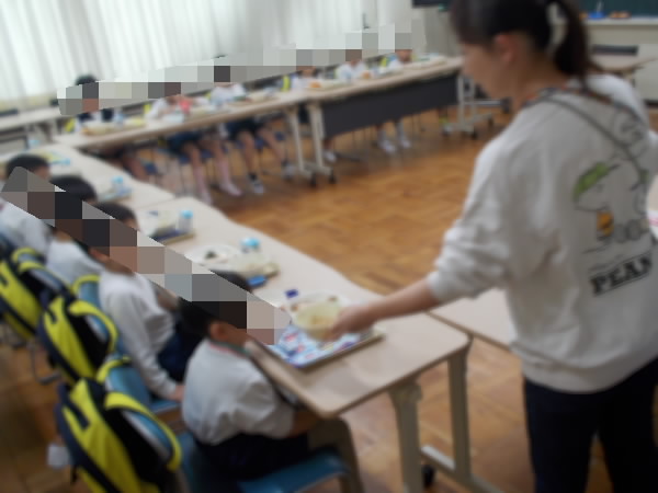 幼稚園給食体験のようす