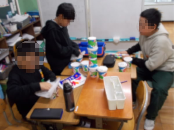 制作している6年生と3年生