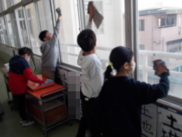 5年大掃除のようす