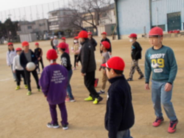 250124ドッジボールする2年生と4年生その2