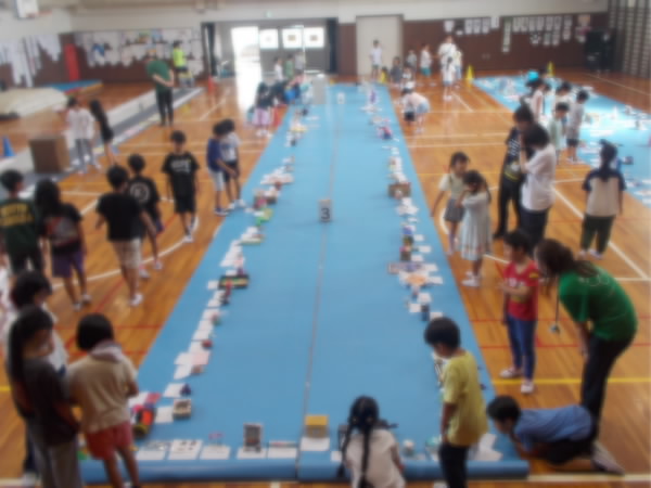 250828_作品展を見学する子どもたち
