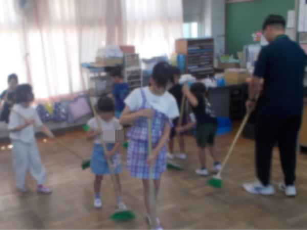 250901_1年生教室を手伝う6年生