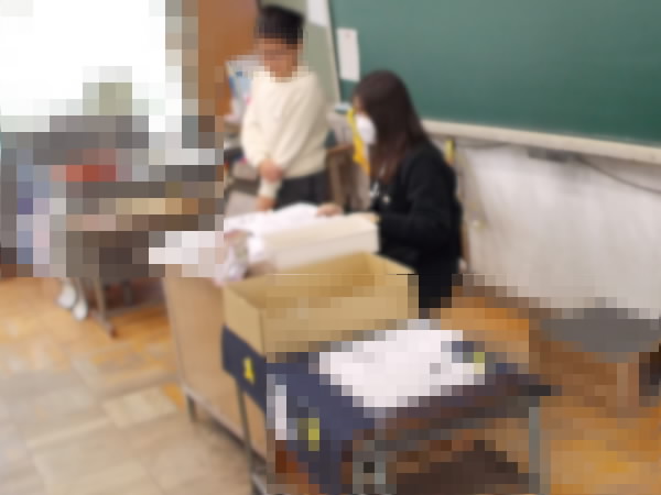 251224_通知表をもらう子ども