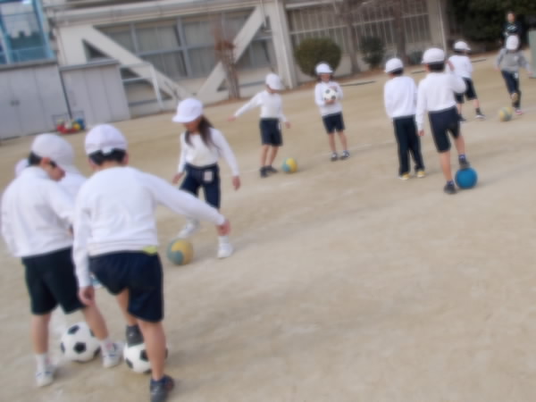 260129_2年体育でドリブル遊びしているようす