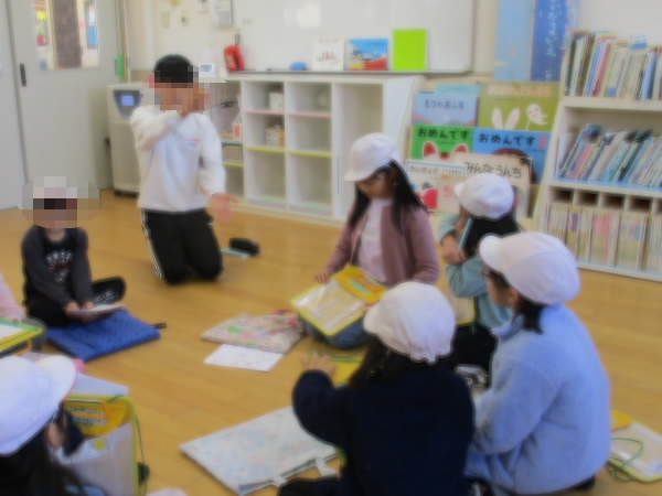2年まちたんけんインタビューのようす