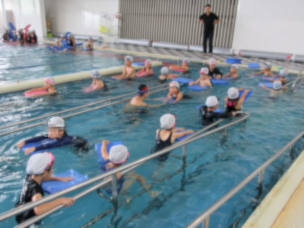 2年水泳学習ビート版で練習する子どもたち