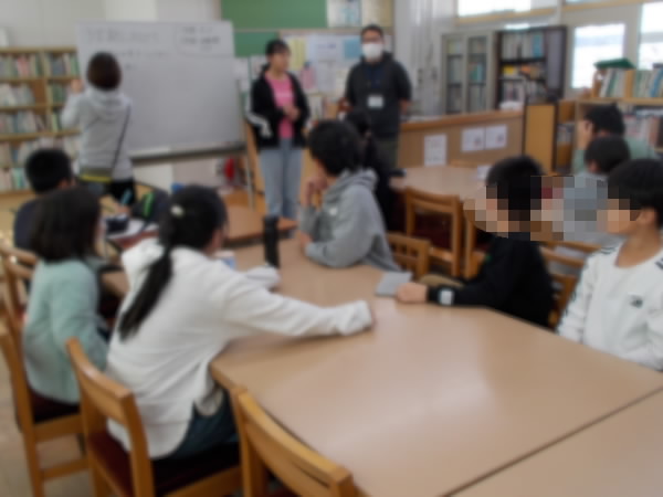 図書委員会が話し合をしている