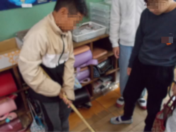 美化委員会が掃除の仕方を相談している