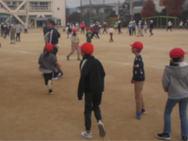 おにごっこをする子どもたち