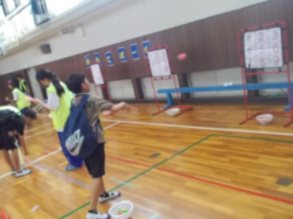 250823_まと当てをするようす