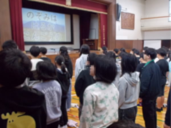 251224_終業式で校歌を歌うこどもたち